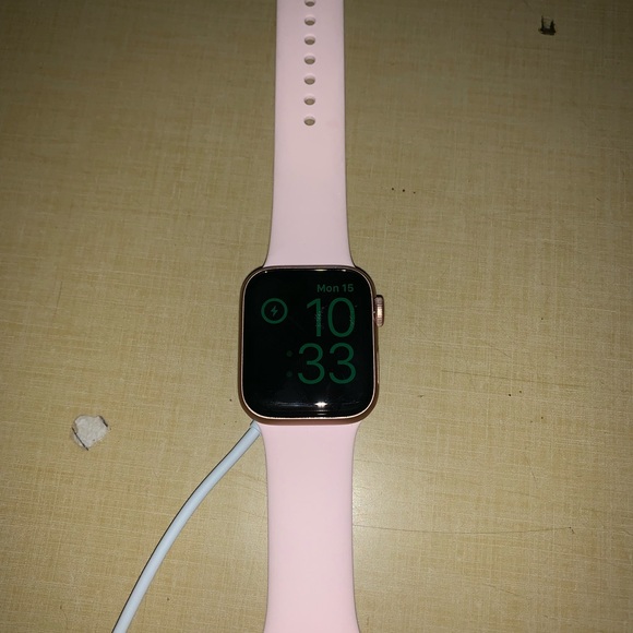 Series 4 Apple watch unlocked 40mm - Picture 3 of 3